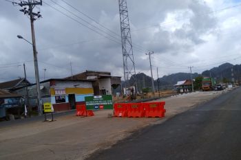 Satu stasiun KA Trans Makasar ditempatkan di wisata Rammang-Rammang Maros