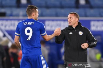 Hasil dan klasemen Liga Inggris, Leicester di puncak