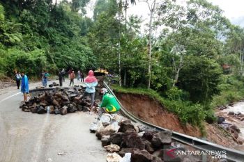 Padang-Medan terganggu jalan terban di Palupuh