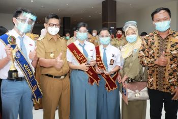Simbolis Gubernur Serahkan Beasiswa, Insentif, dan BOS