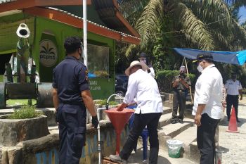 Memutus Covid di tengah perkebunan sawit