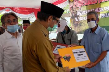 11 kelompok tani di Temanggung dapat bantuan alat mesin pertanian