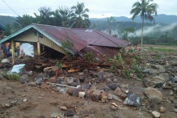 Penyintas korban banjir bandang di Kulawi masih tidur di huntara