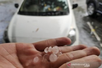 Wilayah Kota Cimahi dilanda hujan butiran es