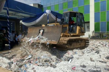Bea Cukai Sumbagtim memusnahkan 5,7 juta batang rokok