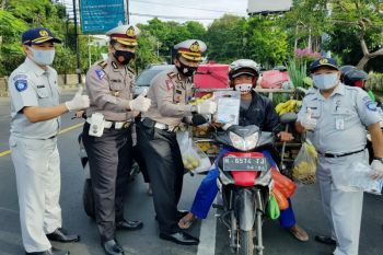 Jasa Raharja bagikan masker, jamu, dan vitamin ke masyarakat