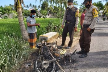 Mencuri ayam di sawah, warga di Lotim bakar sepeda motor pelaku