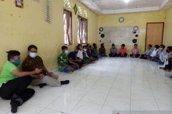 Dirjen otda bersama staf khusus presiden bersilahturahmi dengan mahasiswa asal Papua di Sumbar
