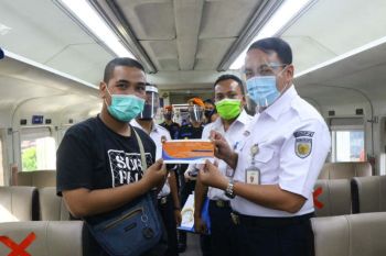 HUT KAI,  Daop IV berikan hadiah kepada penumpang