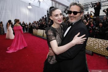 Joaquin Phoenix &amp; Rooney Mara resmi jadi orang tua