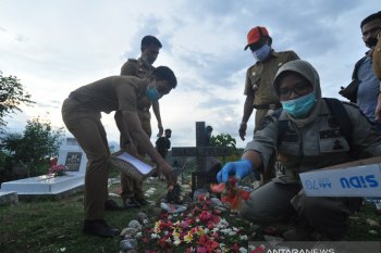 Tabur bunga pemakaman massal korban bencana Palu