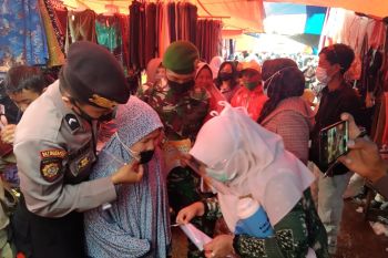 Tim Satgas Lembah Gumanti bersama Puskesmas Alahan panjang sosialisasikan Perbup No 44 tahun 2020