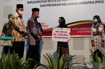 Menko PMK berikan penghargaan KPM  naik kelas di Pekalongan