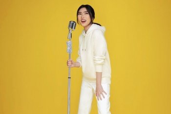 Isyana Sarasvati lelang sweater, bantu anak-anak tenaga medis yang gugur