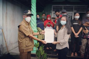 Bupati Sujadi serahkan surat keterangan sehat pasien sembuh dari COVID-19