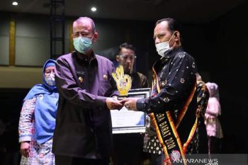 Wawako Solok terima anugerah ayah Genre award 2020