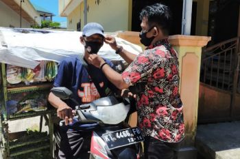 Tim pasangan IRAW bagi masker di Tarakan