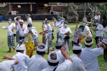 Tradisi perang tipat di masa pandemi COVID-19