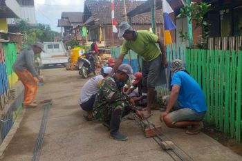 Satgas TMMD 109 gotong royong bersama masyarakat bangun musala