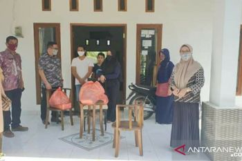 ASN Kota Solok serahkan bantuan sembako ke pasien COVID-19 jalani isolasi