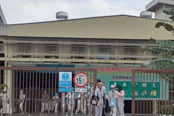 Seluruh pekerja di kawasan industri Batam dites usap