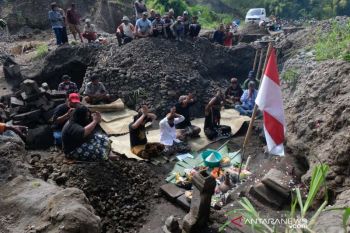 Warga lakukan ritual di lokasi temuan batuan candi hulu Sungai Belan Magelang