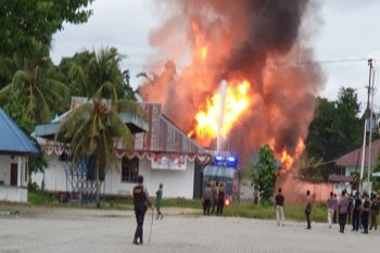 Polisi berikan tembakan peringatan saat buka blokade di jalan Trans Papua