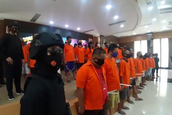 Ditresnarkoba Polda Sumbar mengamankan barang bukti satu unit rumah dan uang tunai Rp591 juta