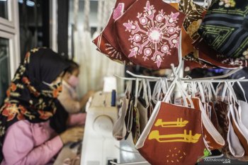 Tips cantik dan apik mengenakan busana dan masker batik