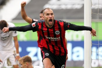 Frankfurt puncaki klasemen usai hentikan start sempurna Hoffenheim