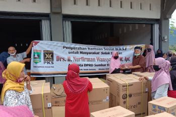 Anggota DPRD Sumbar serahkan bantuan WRSE di Solok Selatan