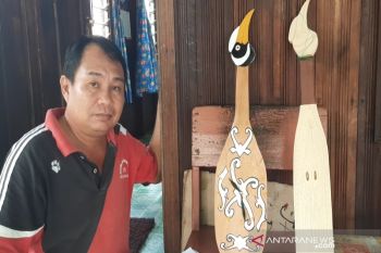 Perajin alat musik tradisional di Gumas ciptakan jam dengan desain kecapi