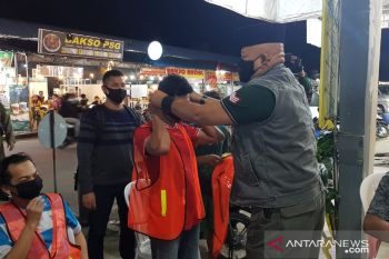 Rompi oranye untuk pelanggar  protokol kesehatan di Batam