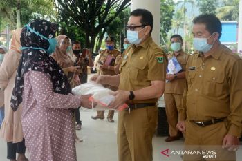 Pemkab Solok Selatan salurkan CSR 1,8 ton beras
