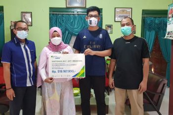 Dwi terima santunan BP JAMSOSTEK Rp519 juta dan beasiswa untuk 2 anaknya