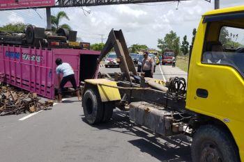 Truk pengangkut besi terguling di Jalan Raya Bypass depan Bandara Lombok