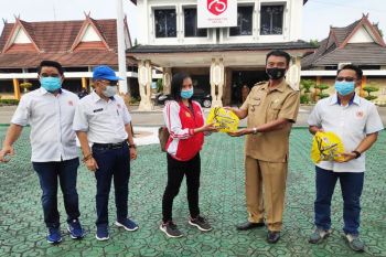 Wabup Barito Utara serahkan bantuan masker dan vitamin  untuk Atlet