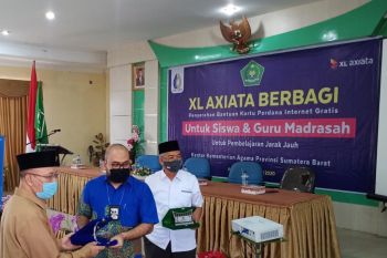 XL Axiata bantu ratusan ribu paket gratis bagi pelajar Madrasah di Sumbar