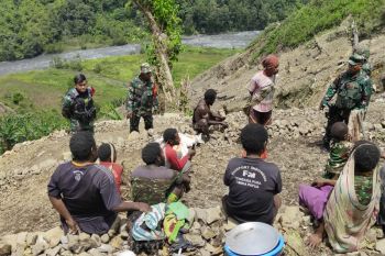 Prajurit Satgas TMMD berikan bantuan bibit tanaman ke warga Wanduri