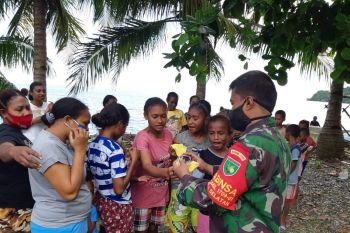 Prajurit TNI bagikan masker warga Mariadei cegah COVID-19