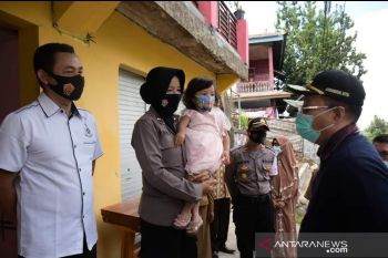 Gubernur NTB memberikan penghargaan Polwan asuh anak saat tugas