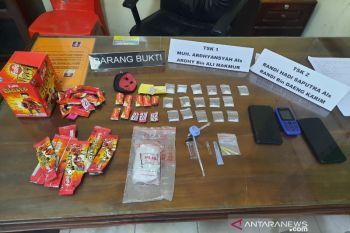 Polisi bekuk dua pemuda edarkan sabu-sabu di Kendari