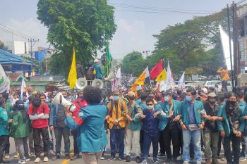 Mahasiswa dan buruh di Lampung aksi minta batalkan Omnibus Law