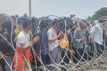 Aksi demo sempat diwarnai lempar batu dari arah pengunjuk rasa