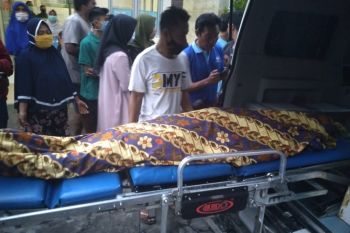 Gara gara roda truk amblas, seorang kernet di Lombok Timur tewas terjepit