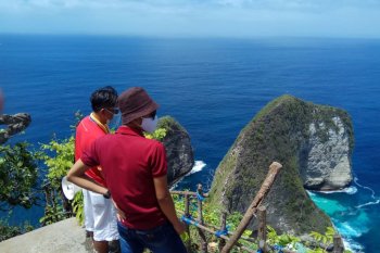 Kemenparekraf mengimplementasikan CHSE kunjungi objek wisata Nusa Penida