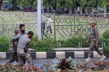 Aksi demo menentang UU Cipta Kerja mulai ricuh