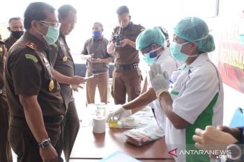 Ratusan pegawai Kejaksaan NTT tes urine
