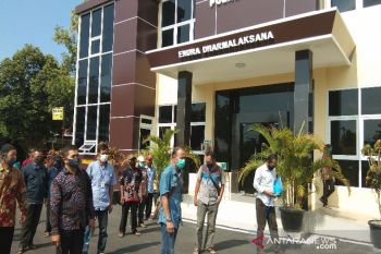 Warga geruduk Polres Batang, mengadukan pungli PTSL