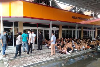 Polisi amankan puluhan orang diduga perusuh demo di Kantor DPRD Sumbar (Video)